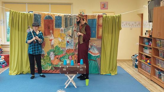 Grafika #40: 25.10.2023 Przedstawienie teatralne pt."Niespodzianka od serca" w wykonaniu teatru "Eden" z Wieliczki