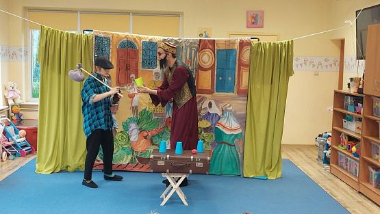 Grafika #42: 25.10.2023 Przedstawienie teatralne pt."Niespodzianka od serca" w wykonaniu teatru "Eden" z Wieliczki