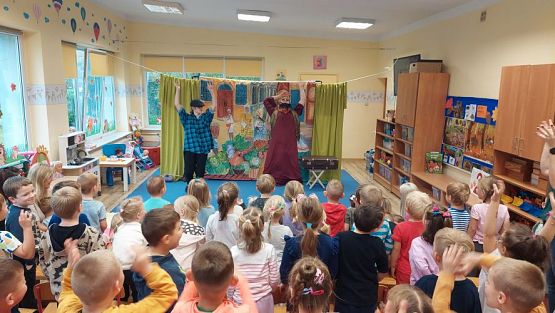 Grafika #45: 25.10.2023 Przedstawienie teatralne pt."Niespodzianka od serca" w wykonaniu teatru "Eden" z Wieliczki