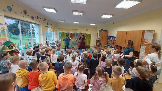 Grafika #46: 25.10.2023 Przedstawienie teatralne pt."Niespodzianka od serca" w wykonaniu teatru "Eden" z Wieliczki