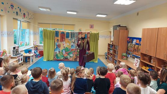 Grafika #48: 25.10.2023 Przedstawienie teatralne pt."Niespodzianka od serca" w wykonaniu teatru "Eden" z Wieliczki