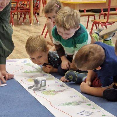 Grafika #59: 20.10.2023 EU CODE WEEK - Europejski tydzień kodowania w gr I - "Spacer po lesie" z robotem edukacyjnym GeniBot