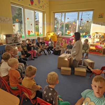 Grafika #0: 21.11.2023 Mały konstruktor - tworzenie budowli z różnej wielkości pudełek i kartonów gr I