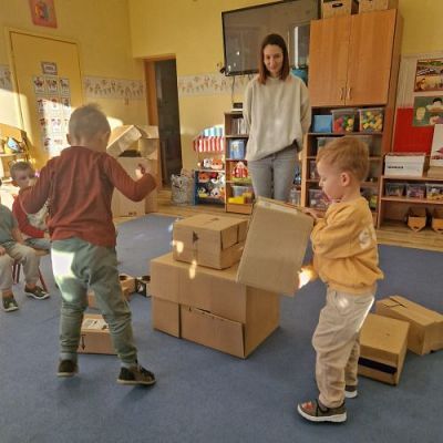 Grafika #2: 21.11.2023 Mały konstruktor - tworzenie budowli z różnej wielkości pudełek i kartonów gr I