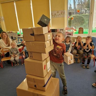 Grafika #3: 21.11.2023 Mały konstruktor - tworzenie budowli z różnej wielkości pudełek i kartonów gr I