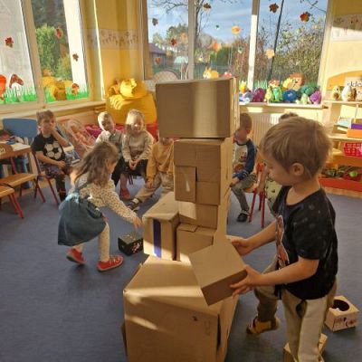 Grafika #5: 21.11.2023 Mały konstruktor - tworzenie budowli z różnej wielkości pudełek i kartonów gr I