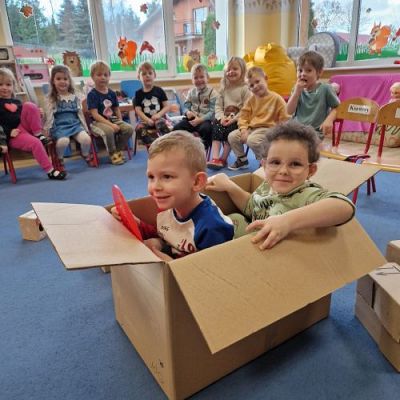 Grafika #9: 21.11.2023 Mały konstruktor - tworzenie budowli z różnej wielkości pudełek i kartonów gr I