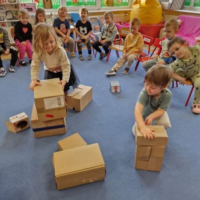 Grafika #14: 21.11.2023 Mały konstruktor - tworzenie budowli z różnej wielkości pudełek i kartonów gr I