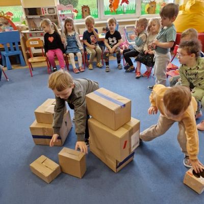 Grafika #15: 21.11.2023 Mały konstruktor - tworzenie budowli z różnej wielkości pudełek i kartonów gr I