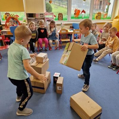 Grafika #17: 21.11.2023 Mały konstruktor - tworzenie budowli z różnej wielkości pudełek i kartonów gr I