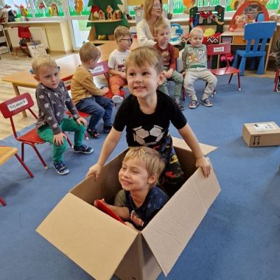 Grafika #18: 21.11.2023 Mały konstruktor - tworzenie budowli z różnej wielkości pudełek i kartonów gr I