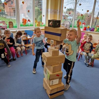 Grafika #19: 21.11.2023 Mały konstruktor - tworzenie budowli z różnej wielkości pudełek i kartonów gr I