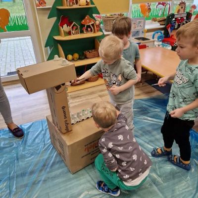 Grafika #24: 21.11.2023 Mały konstruktor - tworzenie budowli z różnej wielkości pudełek i kartonów gr I