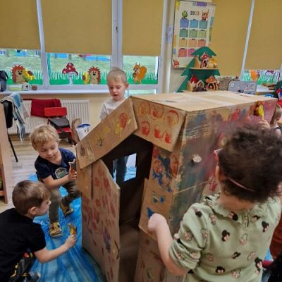 Grafika #26: 21.11.2023 Mały konstruktor - tworzenie budowli z różnej wielkości pudełek i kartonów gr I