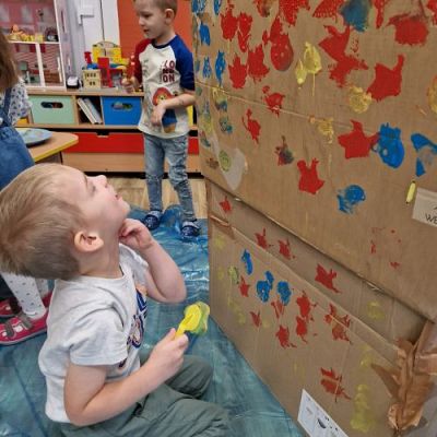 Grafika #28: 21.11.2023 Mały konstruktor - tworzenie budowli z różnej wielkości pudełek i kartonów gr I