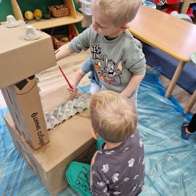 Grafika #34: 21.11.2023 Mały konstruktor - tworzenie budowli z różnej wielkości pudełek i kartonów gr I