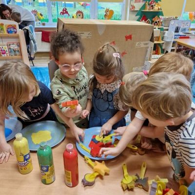 Grafika #35: 21.11.2023 Mały konstruktor - tworzenie budowli z różnej wielkości pudełek i kartonów gr I