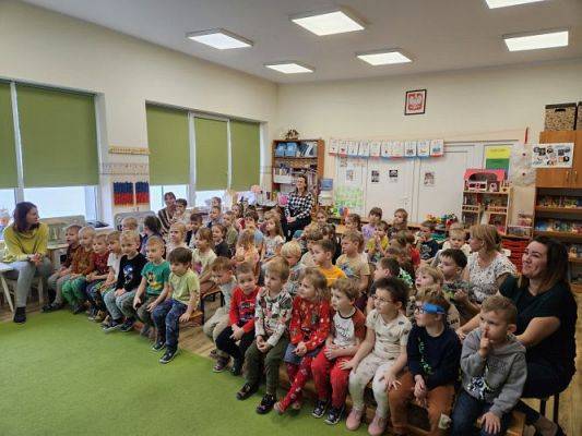 Grafika #1: 01.12.2023 Przedstawienie teatralne pt. "Opowieść wigilijna"