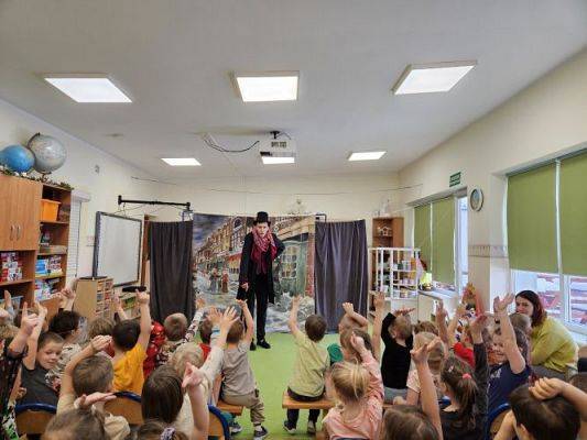 Grafika #3: 01.12.2023 Przedstawienie teatralne pt. "Opowieść wigilijna"