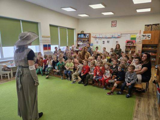 Grafika #21: 01.12.2023 Przedstawienie teatralne pt. "Opowieść wigilijna"