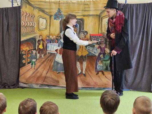 Grafika #30: 01.12.2023 Przedstawienie teatralne pt. "Opowieść wigilijna"