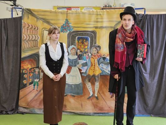 Grafika #33: 01.12.2023 Przedstawienie teatralne pt. "Opowieść wigilijna"