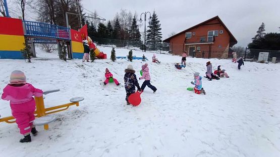Grafika #3: 05.01.2024 Spacer i zabawa na śniegu
