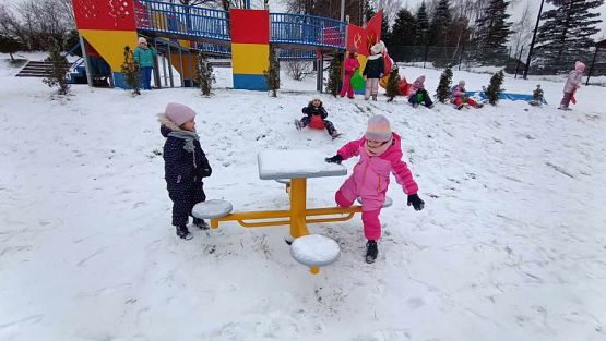 Grafika #4: 05.01.2024 Spacer i zabawa na śniegu