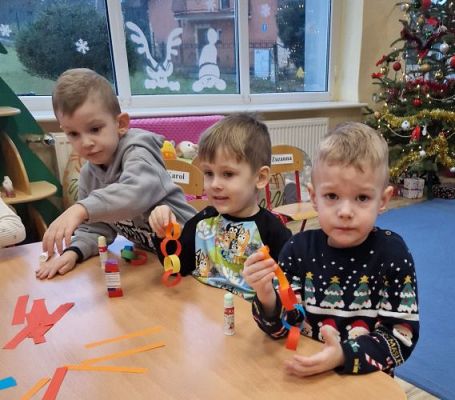 Grafika #1: 18.12.2023 Zajęcia plastyczne - łańcuch choinkowy gr I