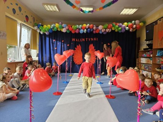 Grafika #27: 14.02.2024 Walentynkowy pokaz mody