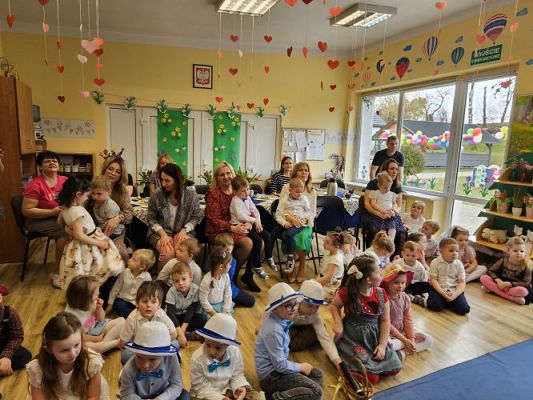 Grafika #38: 08.03.2024 Dzień Kobiet w naszym przedszkolu