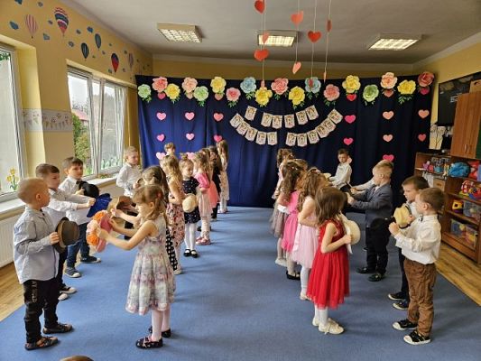 Grafika #49: 08.03.2024 Dzień Kobiet w naszym przedszkolu