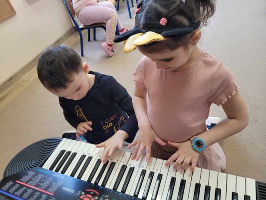 Grafika #10: 01.03.2024 Muzyka wokół nas