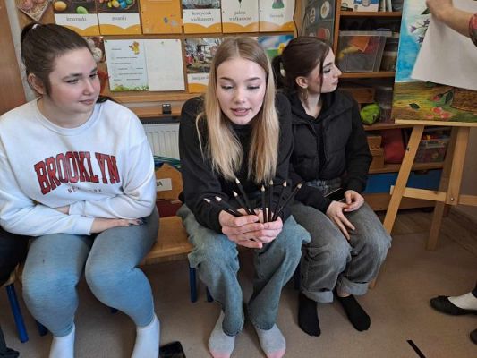 Grafika #2: 15.03.2024 Warsztaty malarskie z licealistkami z LO 2 w Lęborku gr II