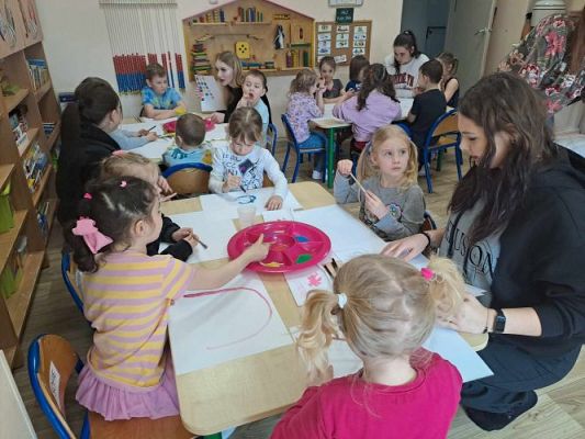 Grafika #4: 15.03.2024 Warsztaty malarskie z licealistkami z LO 2 w Lęborku gr II