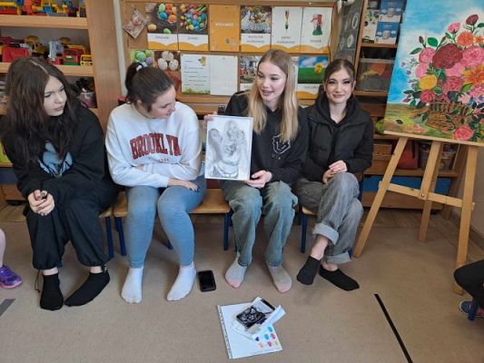 Grafika #18: 15.03.2024 Warsztaty malarskie z licealistkami z LO 2 w Lęborku gr II