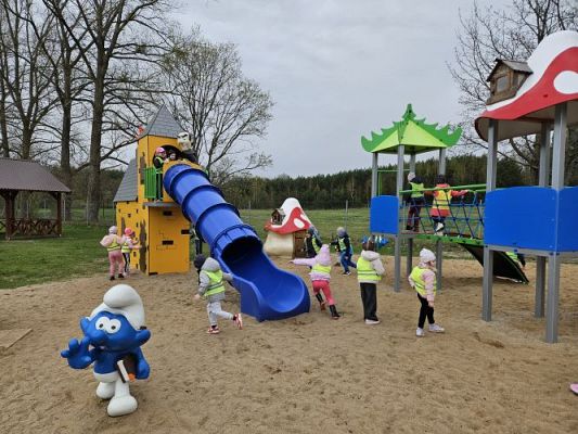 Grafika #1: 08.04.2024 Zabawy w Smerfowej Wiosce