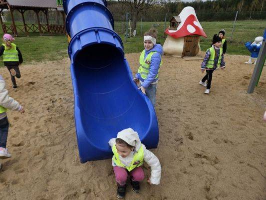 Grafika #2: 08.04.2024 Zabawy w Smerfowej Wiosce