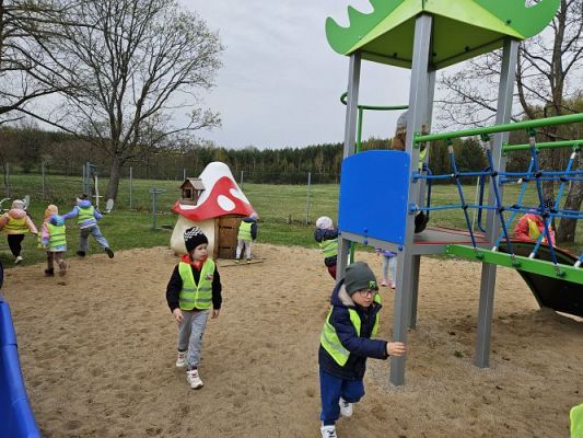 Grafika #3: 08.04.2024 Zabawy w Smerfowej Wiosce