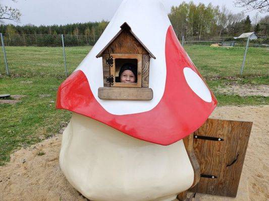 Grafika #4: 08.04.2024 Zabawy w Smerfowej Wiosce