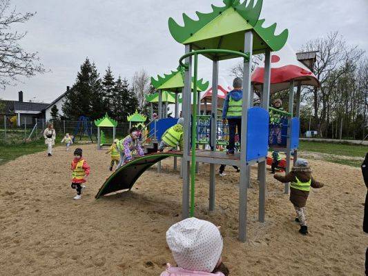 Grafika #5: 08.04.2024 Zabawy w Smerfowej Wiosce