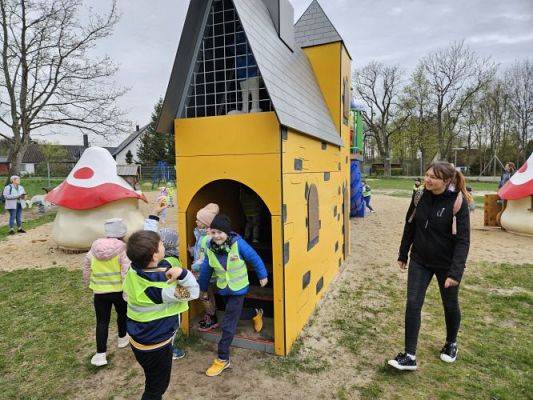 Grafika #6: 08.04.2024 Zabawy w Smerfowej Wiosce