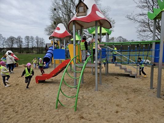 Grafika #10: 08.04.2024 Zabawy w Smerfowej Wiosce