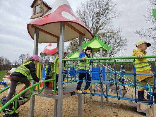 Grafika #12: 08.04.2024 Zabawy w Smerfowej Wiosce