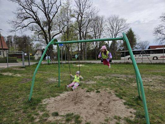 Grafika #13: 08.04.2024 Zabawy w Smerfowej Wiosce