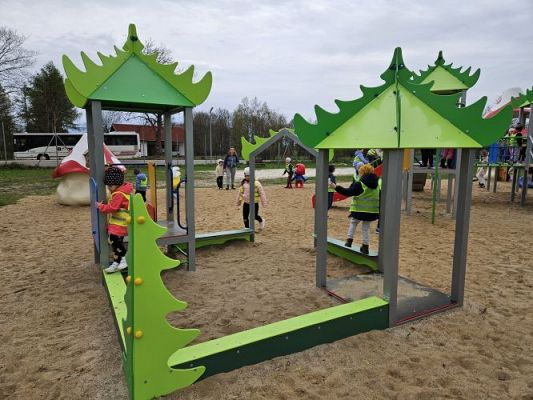 Grafika #16: 08.04.2024 Zabawy w Smerfowej Wiosce