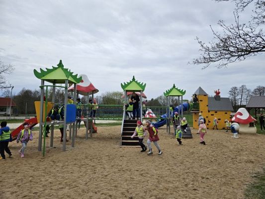 Grafika #17: 08.04.2024 Zabawy w Smerfowej Wiosce