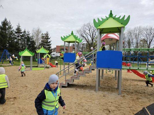 Grafika #19: 08.04.2024 Zabawy w Smerfowej Wiosce