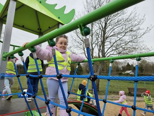 Grafika #21: 08.04.2024 Zabawy w Smerfowej Wiosce