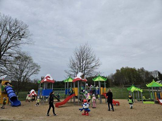 Grafika #23: 08.04.2024 Zabawy w Smerfowej Wiosce